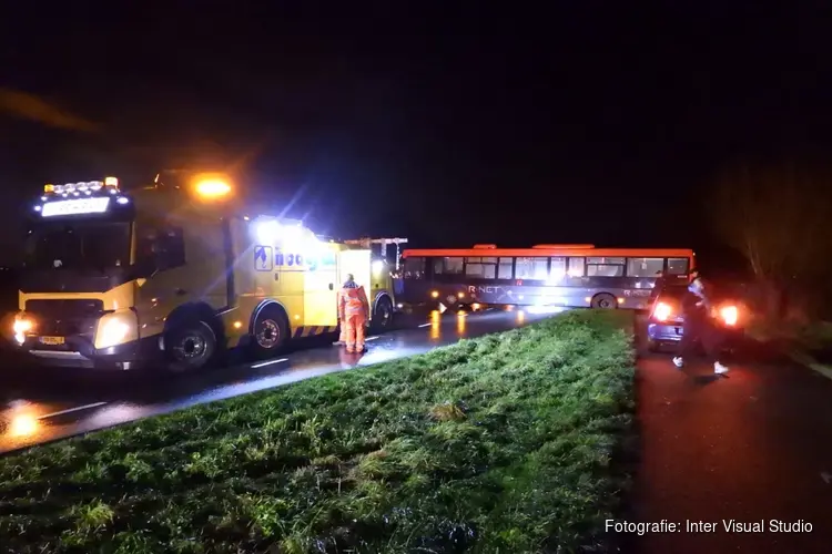 Lijnbus komt vast te staan op Kloosterdijk in Monnickendam