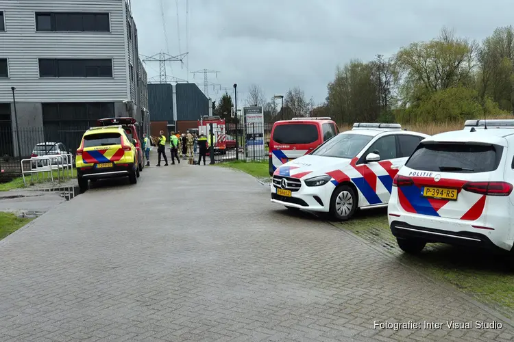 Hulpdiensten bij bedrijf in Landsmeer na melding vreemde geur