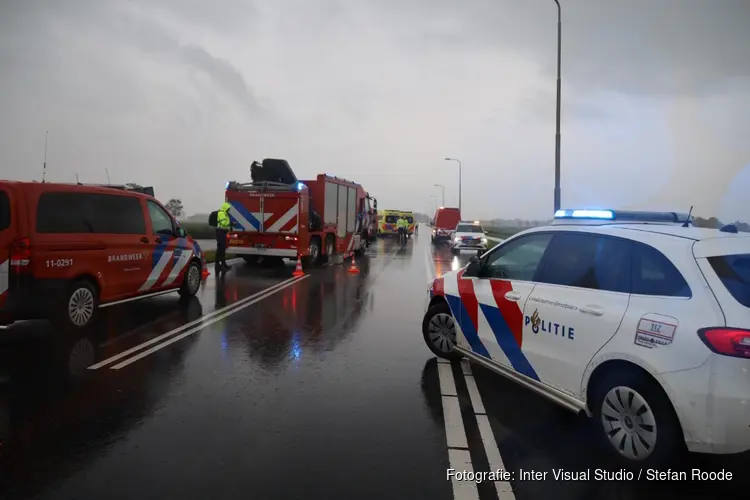 Auto te water bij Broek in Waterland: omstanders redden automobilist