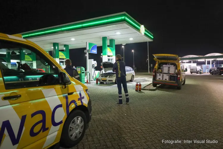 Auto dreigt in brand te vliegen bij tankstation in Landsmeer