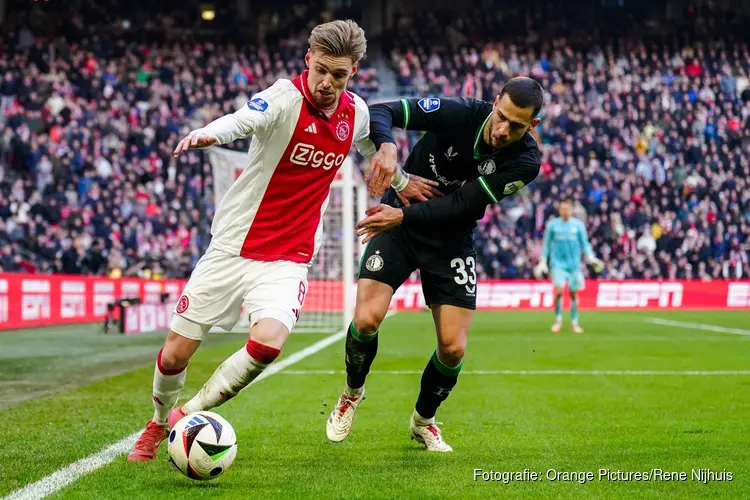 Ajax doet goede zaken met late winst op Feyenoord