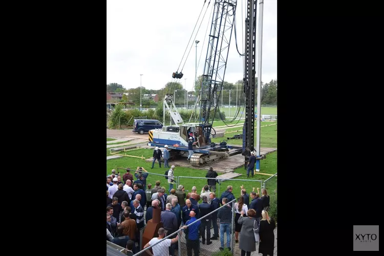 Eerste paal nieuw clubhuis geslagen