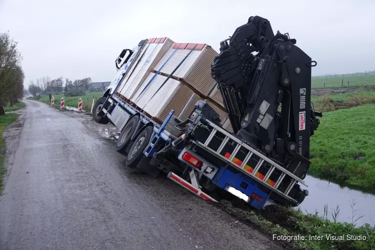 Vrachtwagen van de weg in Broek in Waterland