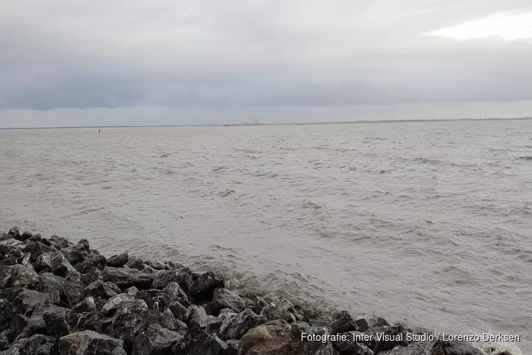 Zeiljacht raakt gedeeltelijk onder water: drie opvarenden uit het water gehaald