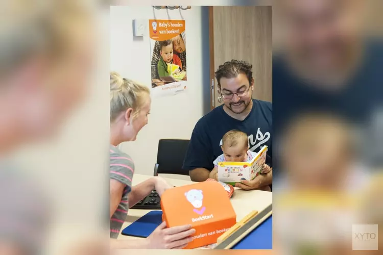 Voorlezen en liedjes zingen met de baby op schoot in de Bibliotheek Landsmeer