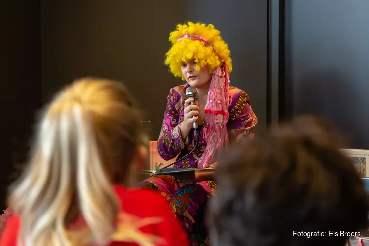 Thea Taal viert weer een feestje in de Bibliotheek Purmerend