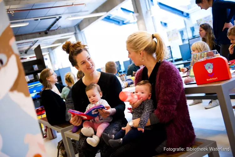 Voorlezen en liedjes zingen met de baby op schoot in de Bibliotheek Landsmeer