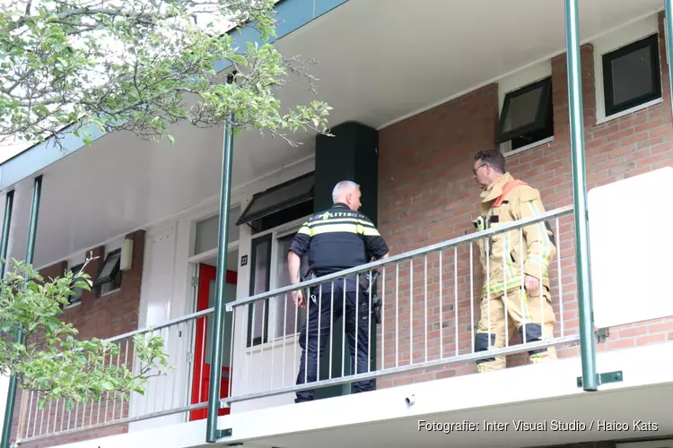 Pan vat vlam in Monnickendam, persoon in ambulance nagekeken