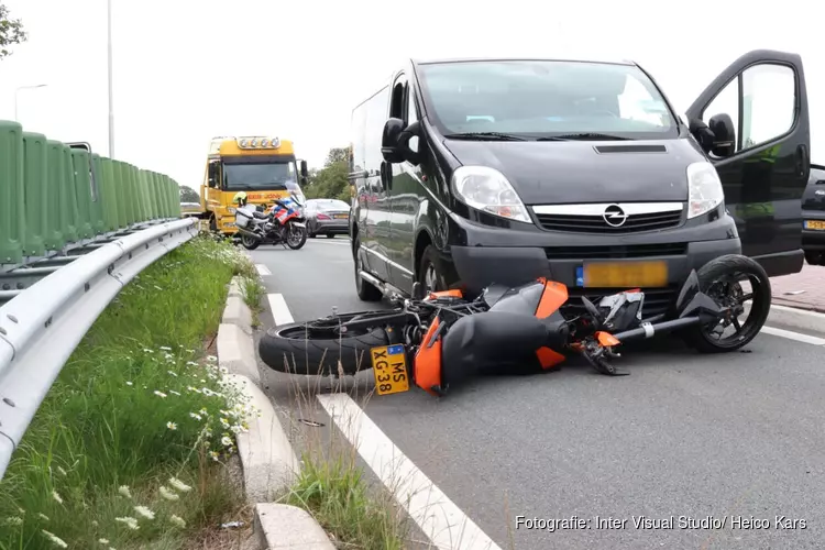 Motor belandt onder bestelbus bij ongeval Ilpendam