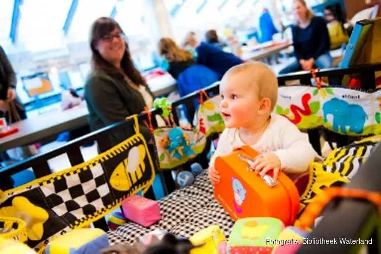 Voorlezen en liedjes zingen met de baby op schoot