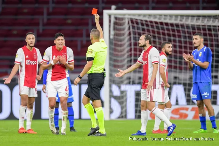 Ajax met tien man langs Vitesse