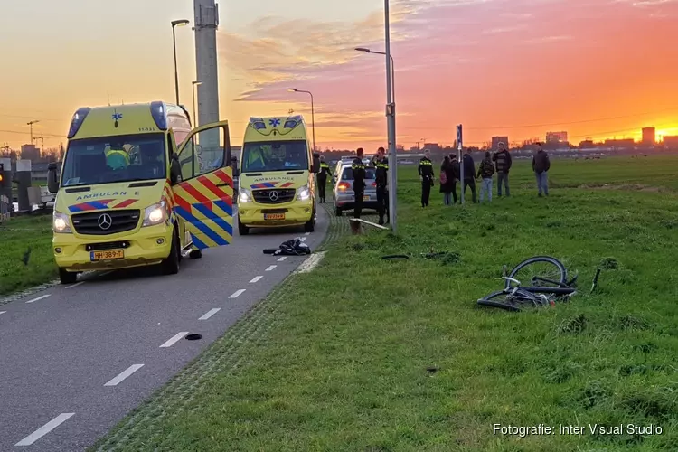 Auto schept twee fietsers van achteren in Landsmeer