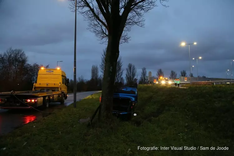 Auto over de kop bij afrit A10