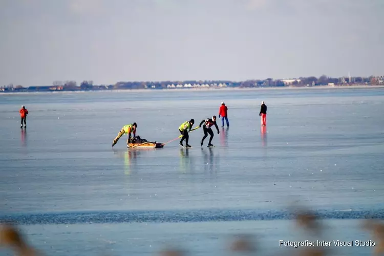 IJszeiler slaat over de kop op Gouwzee bij Marken, schaatsers slepen slachtoffer naar kant