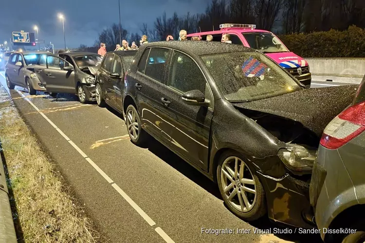 Zeven auto&#39;s botsen op elkaar op A7 bij Zaandam, vier personen naar ziekenhuis gebracht