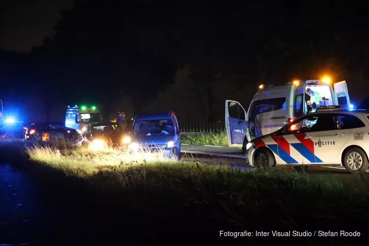 Bestelbus en auto botsen frontaal vlakbij Ilpendam, drie gewonden