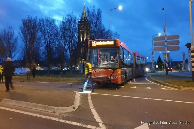 Bestelbus knalt tegen lijnbus in Monnickendam