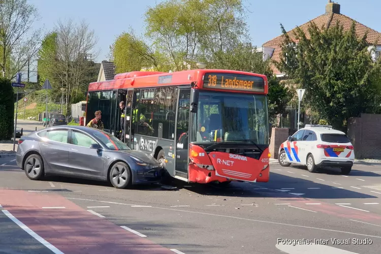 Lijnbus en auto in botsing in Landsmeer