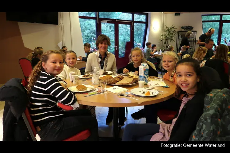 Burgemeester Marian van der Weele, bakkerij Kees Gutter en groep 6/7 van basisschool De Binnendijk ontbijten samen in Monnickendam