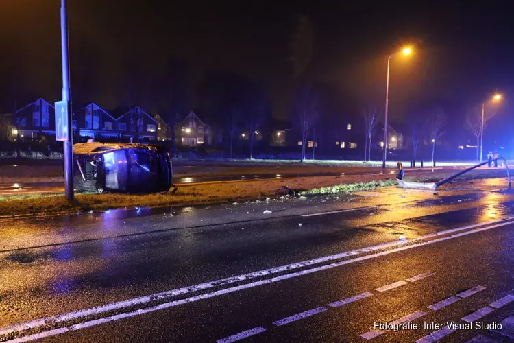 Auto slaat over de kop bij ongeval N247, twee gewonden