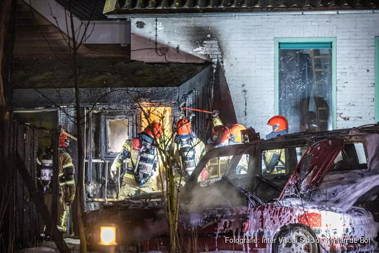Auto in brand op terrein van vrijstaande woning Landsmeer