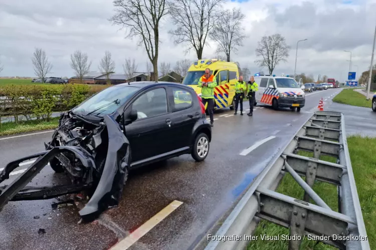 Gewonde en veel schade bij frontale botsing N235