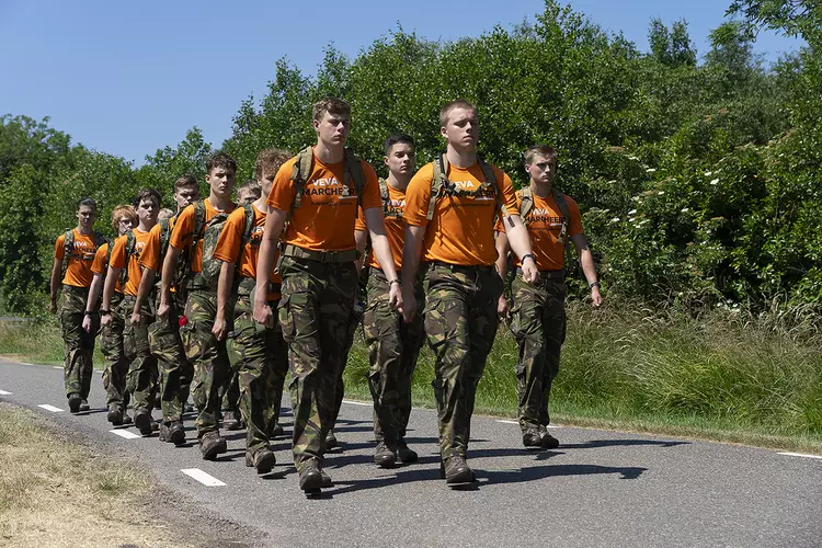 Mbo-studenten marcheren om veteranen te eren