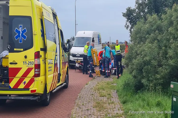 Scooterbestuurder gewond bij botsing met busje bij Waterland